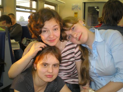 Лиза, Аня и Настя в электричке после длинного дня